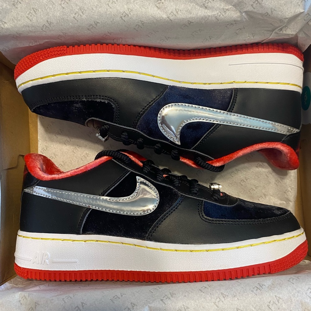 Air Force 1 size 6 (gs) BRAND NEW IN THE BOX!!